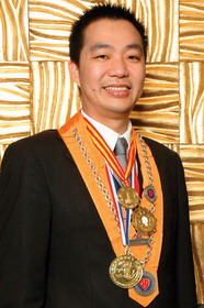 廚壇帥才黃偉雄,酒店餐飲人才網(wǎng),湖南餐飲人才,湖南廚房承包,湖南長(zhǎng)沙餐飲管理公司,林福彬,湖南奧食卡林會(huì)長(zhǎng)食品有限公司